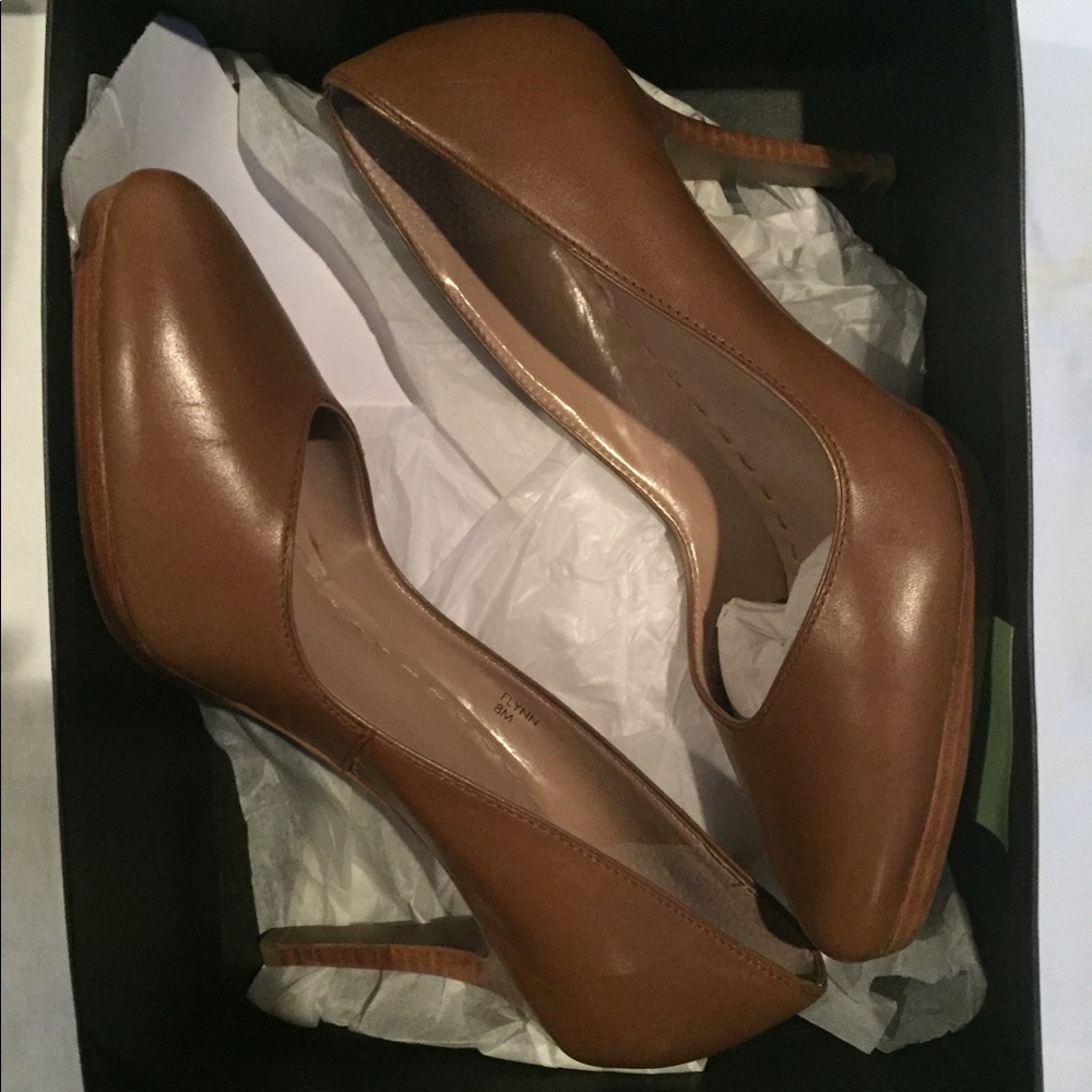Tahari Flynn camel stiletto pump
